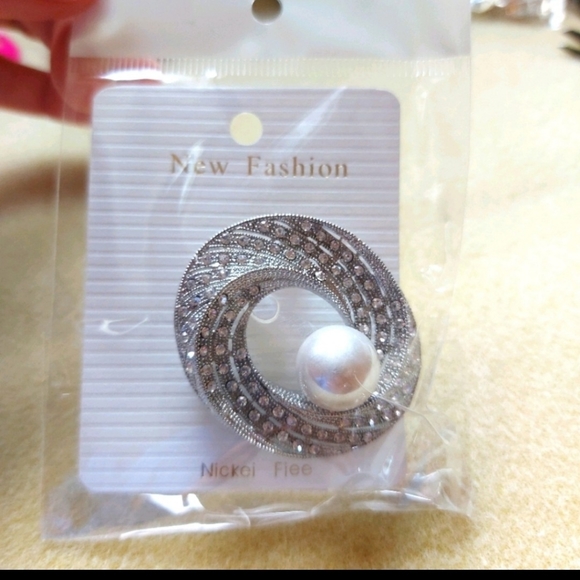NWT CZ Pearl brooch - Picture 2 of 3
